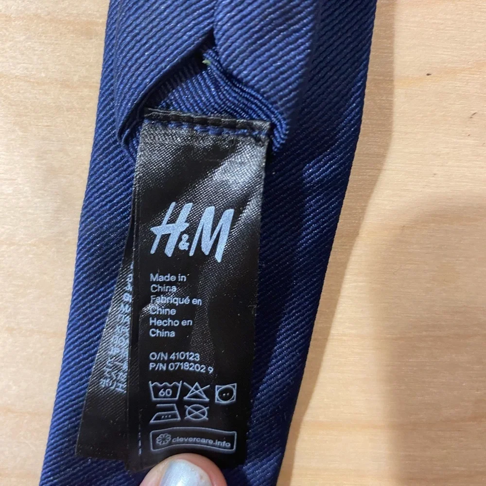 H & M Child’s Tie (H)